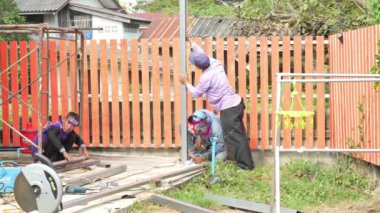 İnşaatçılar 26 Ocak 2024 'te Tayland, Chiang Rai' de bir ev inşa ettiler..