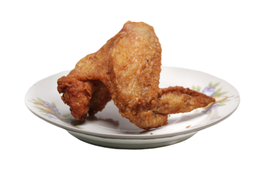  Kızarmış tavuk kanatları, temiz bir arka plan.