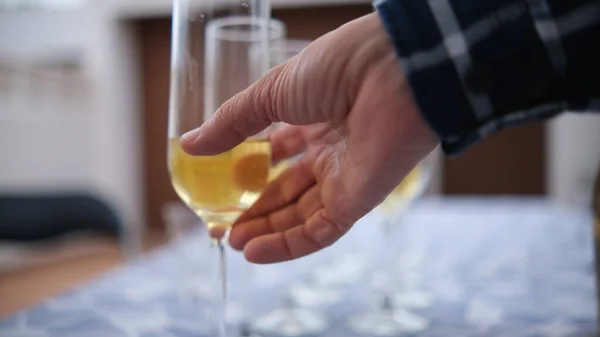 Elinde bir bardak şampanya tutan ya da kutlama yapan biri.