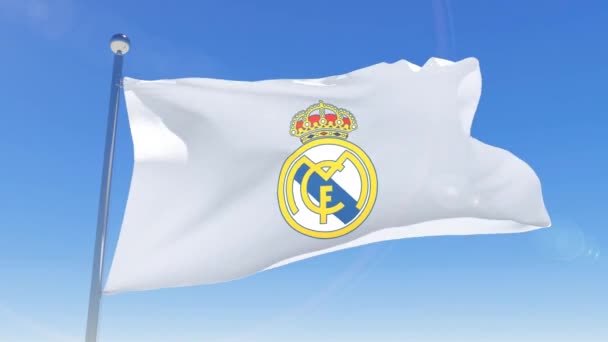 Real Madrid Voetbalclub Logo Weven Vlag Heldere Lucht Bacground — Stockvideo