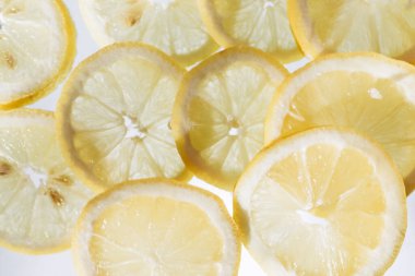 Beyaz arka planda limon dilimleri