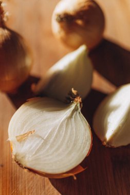 Beyaz arka planda limon dilimleri