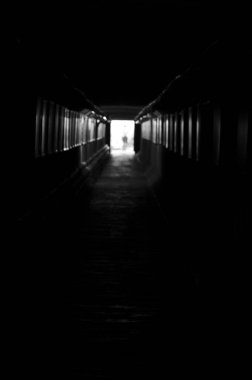 siyah beyaz bir tünel fotoğrafı