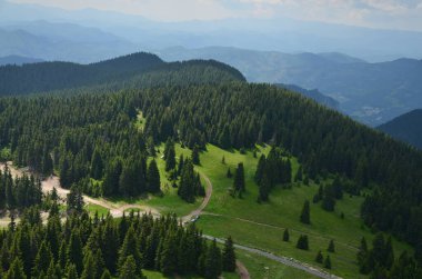 Yeşil orman ve bulutları olan güzel dağ manzarası