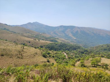 Panoramik manzara dağlık araziyi yüksek, yükseltilmiş bir perspektiften yakalıyor.