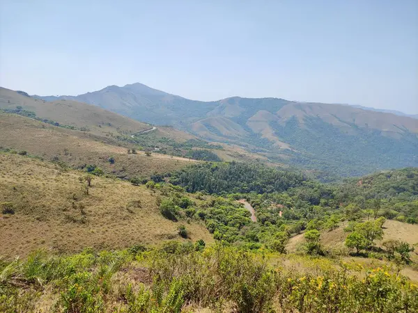 Panoramik manzara dağlık araziyi yüksek, yükseltilmiş bir perspektiften yakalıyor.
