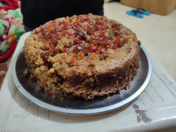 Canlı kırmızı tutti meyveleriyle süslenmiş lezzetli bir pasta, tabakta servis ediliyor..