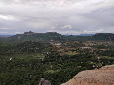 Görüntü, görkemli dağların arasına kurulmuş yemyeşil bir vadinin nefes kesici hava görüntüsünü yakalıyor..