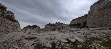 Alttaki görüntü vadide çağlayan bir nehir ile dik bir uçurumun inanılmaz manzarasını gösteriyor. Gökyüzünde bulutlar ve uçurumu kaplayan zengin yeşil yapraklar olduğu için manzara sakin ve güzel..