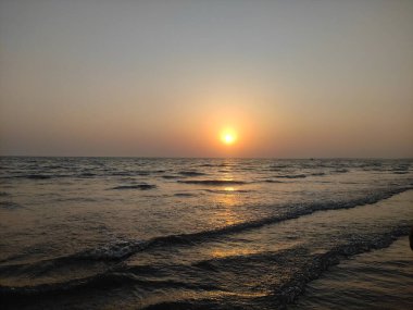 Batan güneş, ılık bir parıltıyı denize atıyor..