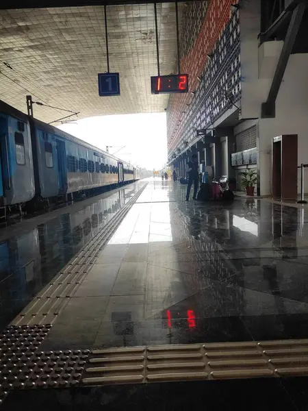 Tren rayları üzerinde uzun ve dar bir koridora bakarken, fotoğraf alçak bir noktadan çekildi..