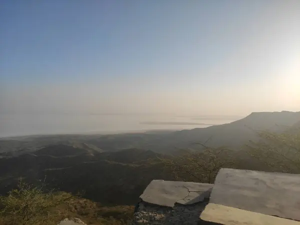 Bu resim, yüksek dağlarla çevrili yeşil bir vadiyi gösteriyor. Bakış açısına göre..