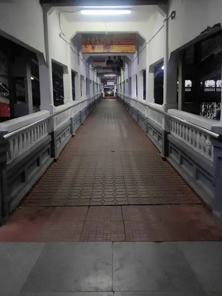 Fotoğrafın perspektifi koridorun sonundan girişe doğru bakıyor..