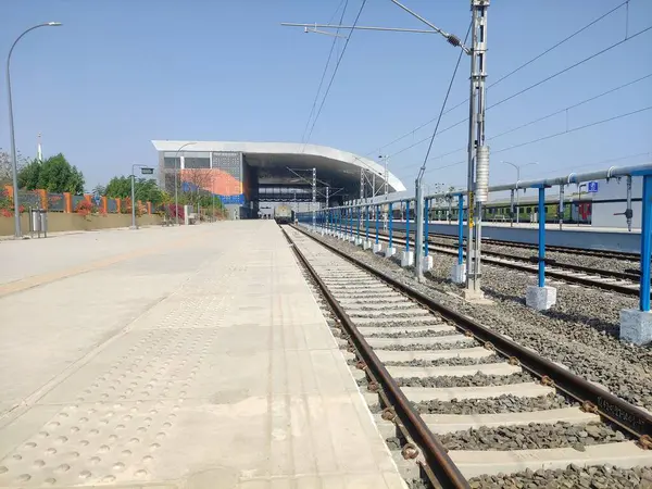 Fotoğrafın sağ tarafında bir tren yolu var ve platformun üzerinde de bir tren istasyonu. Kimse görünmüyor ve platform bomboş..