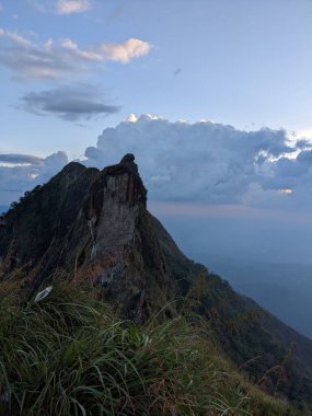 Huzurlu çevrili dağların ve gün ışığının yükseldiği görkemli bir manzara..