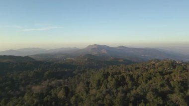İspanya, Galiçya 'nın parlaklığında, Monte Aloia' dan doğayla dolu Sierra do Galieiro 'nun hava görüntüsü.