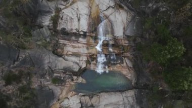 Portekiz 'in kuzeyindeki Peneda-Gers ulusal parkındaki doğal göletler ve küçük şelalelerin havadan görünüşü
