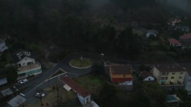 Portekiz 'in Peneda-Gers vadisindeki dağlardaki Caldas de Gerez' den sisli ormanlara hava akımı 
