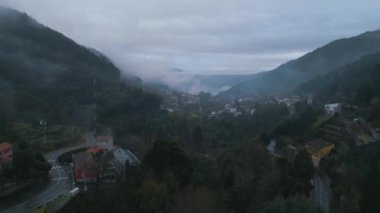 Portekiz 'in Peneda Gers şehrinde, vadiyle çevrili bulutlu bir günde Caldas de Gerez' in hava görüntüsü.