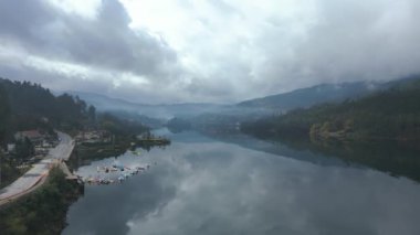 Portekiz 'deki bir nehirde, bulutlu bir günde gökyüzünün yansımasının dikey eğiminde havadan çekilmiş görüntüler.