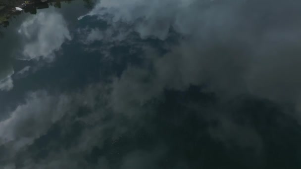 Воздушный Снимок Отражения Облачного Неба Спокойной Воде Реки Севере Португалии — стоковое видео