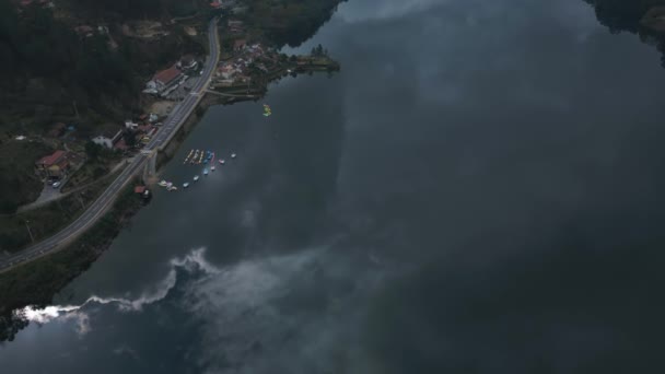 Αεροφωτογραφία Του Ποταμού Cavado Ακολουθώντας Σύννεφα Στην Αντανάκλαση Του Νερού — Αρχείο Βίντεο