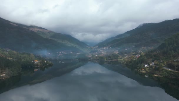 ポルトガルのペネダ ゲレスの谷の景色を見ながら穏やかな川の上の空中と遅い飛行 — ストック動画