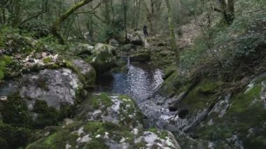 İspanya, Ourense 'de küçük bir şelalenin havadan görünüşü