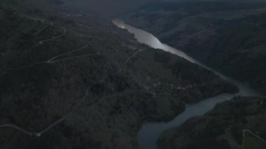 Gün batımında Sil nehrinin havadan görünüşü