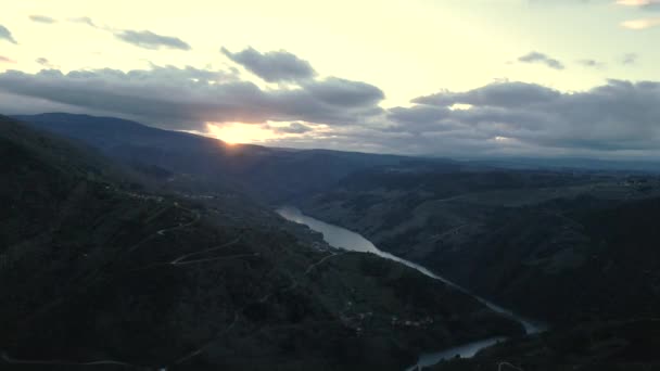 Αεροφωτογραφία Του Ποταμού Sil Στο Ηλιοβασίλεμα — Αρχείο Βίντεο