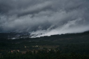 Sierra 'nın zirvesindeki sis ve bulutlar Galieiro, Galiçya, İspanya
