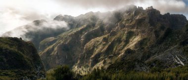Levada Madeira dağlarında, güneşli ve gökyüzünde bulutlu