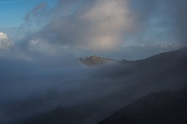 Dağın zirvesi Akşamları bulutların arasında