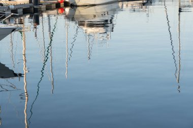 Ra de Vigo 'nun suyundaki teknenin yansımaları.