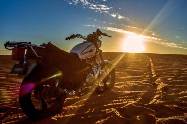 Motosiklet çölde yolda.