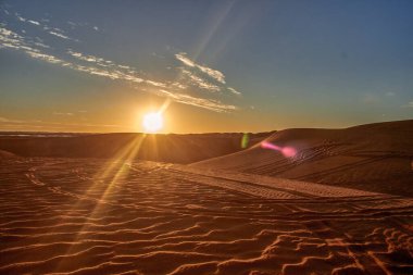 Sahara çölünde kum tepeleri