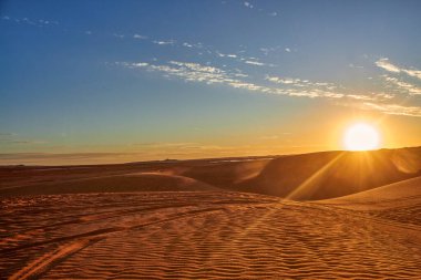 Sahara çölünde kum tepeleri