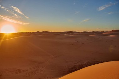 Sahara çölünde kum tepeleri