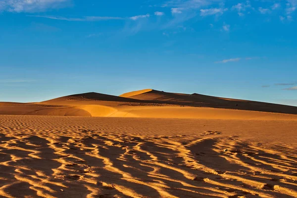 Sahara çölünde kum tepeleri