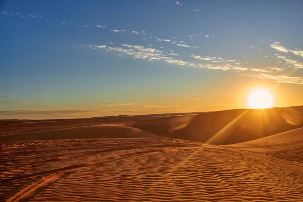 Sahara çölünde kum tepeleri