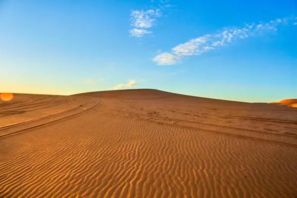 Sahara çölünde kum tepeleri