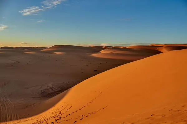 Sahara çölünde kum tepeleri