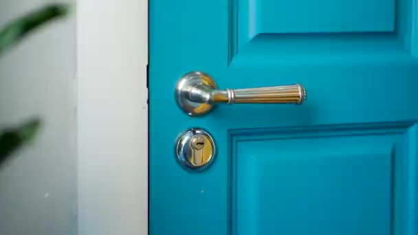 Girl Inserts Key Keyhole Opens Door — Stok video