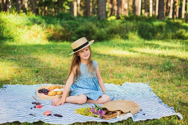 Kleines Blondes Mädchen Sitzt Auf Decke Sommerpicknick Grünes Gras Bäckerei — Stockfoto