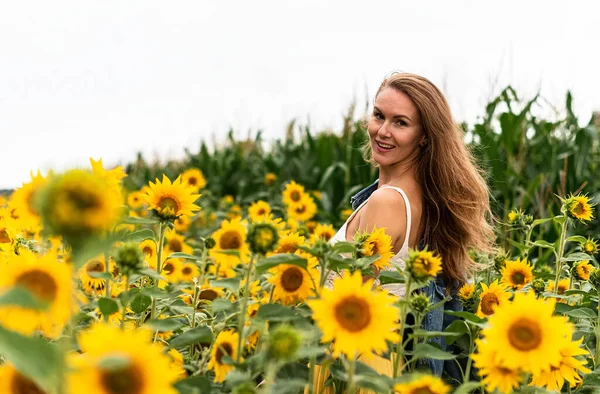Schöne Frau Mit Langen Blonden Haaren Strohhut Mit Sonnenblumen Auf — Stockfoto