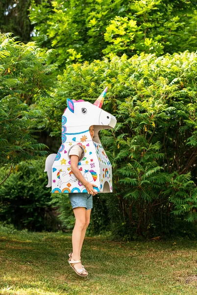 Pequeña Chica Caucásica Traje Papel Unicornio Aire Libre Divertido Jugando — Foto de Stock