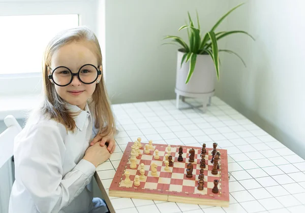 Gözlüklü Genç Kız Evde Satranç Oynuyor Eğitim Strateji Oyunu Taktik — Stok fotoğraf