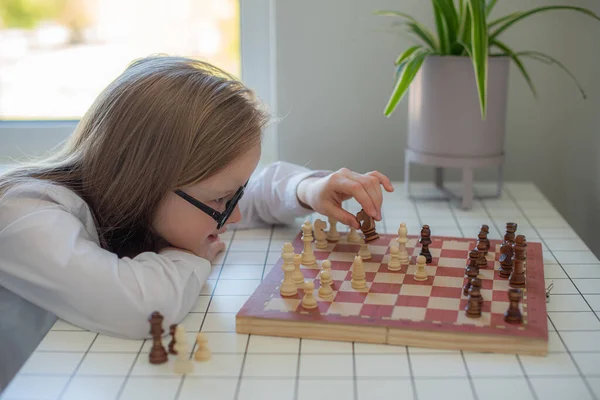 Crianças Jogando Xadrez Em Torneio De Mesa Entre Crianças Foto de Stock -  Imagem de pense, estratégia: 224951960