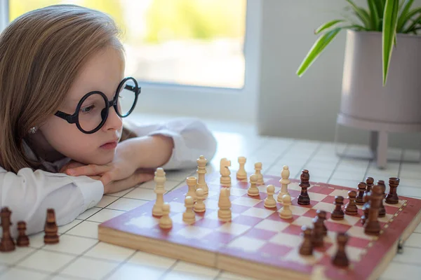 Молодая Девушка Очках Играет Шахматы Дома Образование Стратегия Игры Тактика — стоковое фото