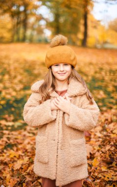 Küçük Çocuk Beyaz Kız Yaprak Sonbahar Bahçesiyle Park 'ta Yürüyor Altın Sonbahar Bahçesinden Çıktı